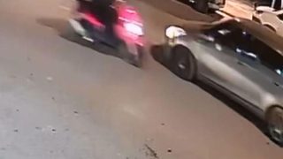 Κολωνός: Βίντεο με την μεθυσμένη οδηγό να παίρνει σβάρνα δύο αυτοκίνητα και μία μοτοσικλέτα