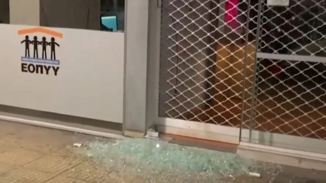 Κουκάκι: Ζημιές από επίθεση σε καταστήματα και ΑΤΜ μετά από πορεία
