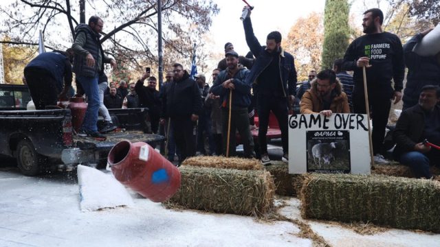 Εξοργισμένοι κτηνοτρόφοι έριξαν γάλα, ζωοτροφές και άχυρα – «Θα πεινάσετε όλοι, να έρθει ο Μητσοτάκης στη Θεσσαλία»