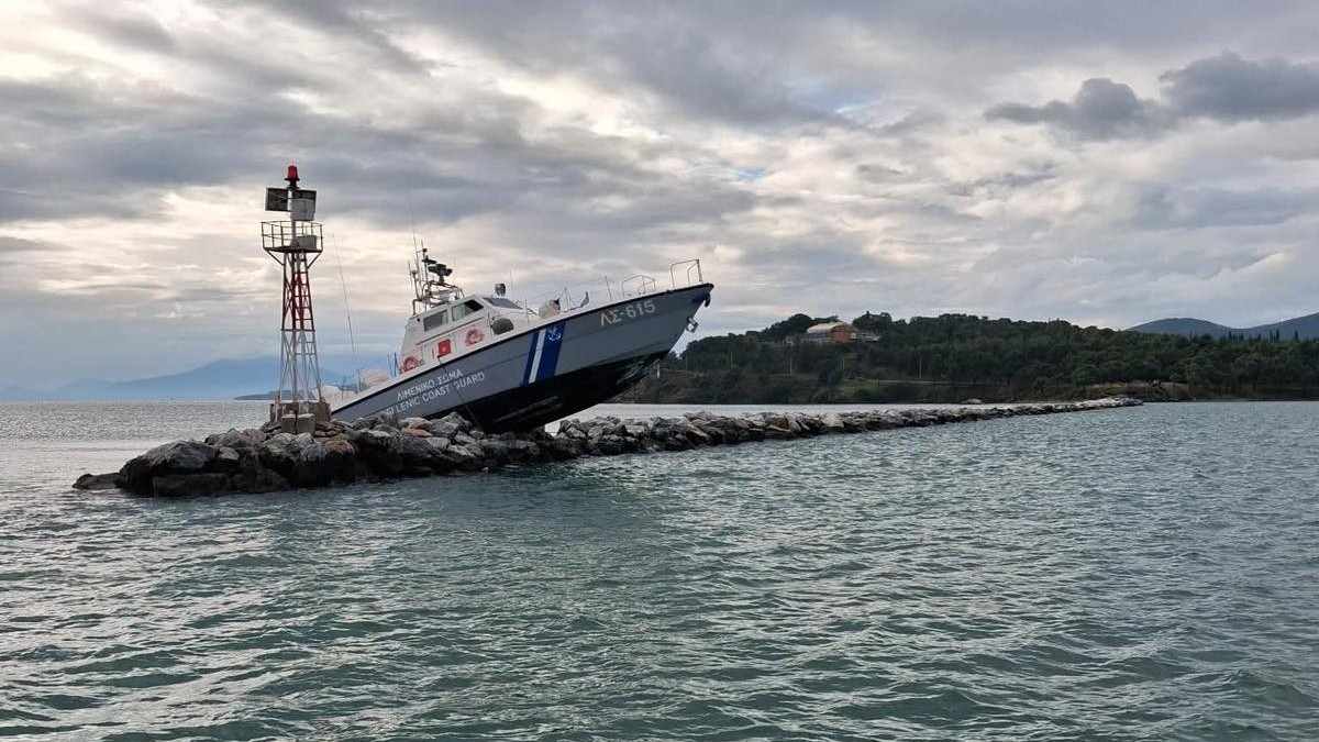 Βόλος: Σκάφος του Λιμενικού καρφώθηκε στον κυματοθραύστη στην είσοδο του λιμανιού