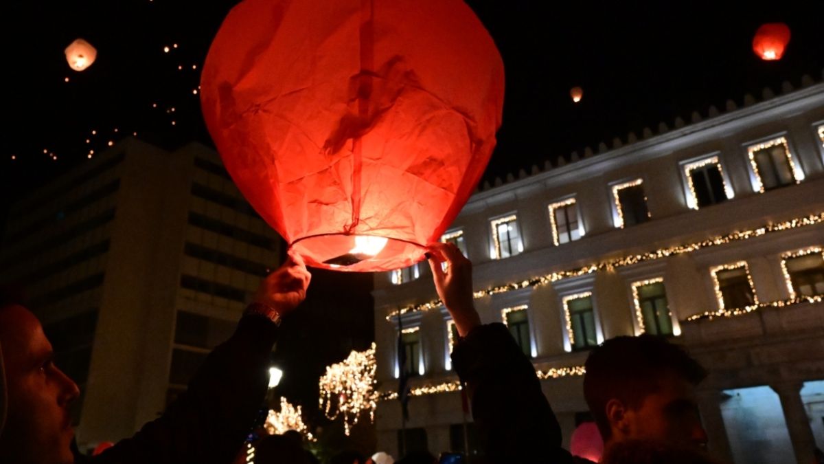 Μαγευτικό θέαμα στην πλατεία Κοτζιά με πολύχρωμα φαναράκια να φωτίζουν τον ουρανό