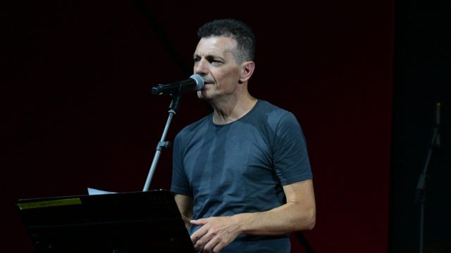 Γαλάζια Μυστικά: Το τραγούδι του Μανώλη Φάμελλου που δημιουργήθηκε «υπό την απειλή της παντόφλας»