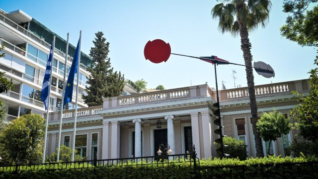 Σοβαρό τροχαίο έξω από το Μαξίμου: Παρέσυρε ηλικιωμένο και έπεσε σε δέντρο