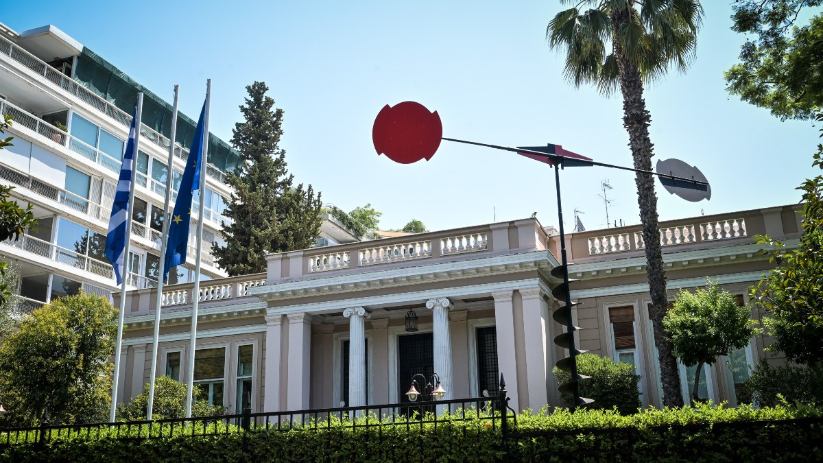 Σοβαρό τροχαίο έξω από το Μαξίμου: Παρέσυρε ηλικιωμένο και έπεσε σε δέντρο