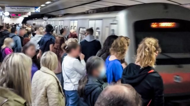Με λιγότερα δρομολόγια τα ΜΜΜ από σήμερα (24/12): Πώς θα κινηθούν μέχρι τα Θεοφάνια – Δείτε πίνακες