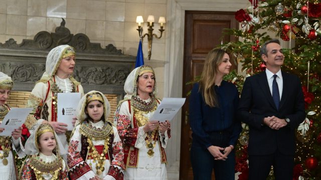 Ο Κυριάκος Μητσοτάκης άκουσε τα χριστουγεννιάτικα κάλαντα στο Μαξίμου – Φωτογραφίες και βίντεο