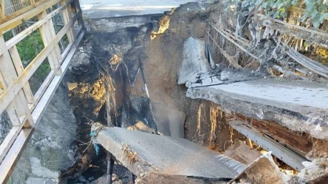 Μοσχάτο: Κατέρρευσε παλιό γεφυράκι σε παράδρομο της Πέτρου Ράλλη – Αναστάτωση στην περιοχή