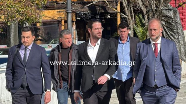 Στα δικαστήρια της Τρίπολης ο Άρης Μουγκοπέτρος – Τι απαντά στη μήνυση της συζύγου του
