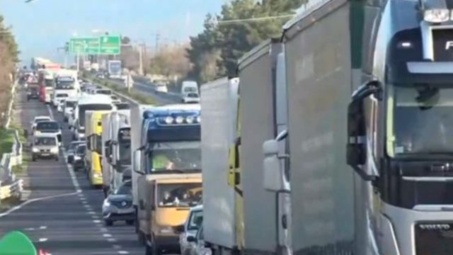 Αγροτικά μπλόκα: Χριστουγεννιάτικος γολγοθάς για τους εκδρομείς – Ουρές χιλιομέτρων στο Σχηματάρι
