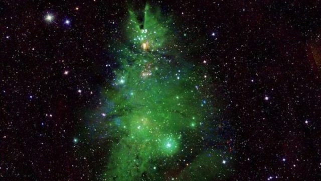 NASA: Σμήνος αστεριών σχηματίζει χριστουγεννιάτικο δέντρο στο διάστημα – Μαγικές εικόνες
