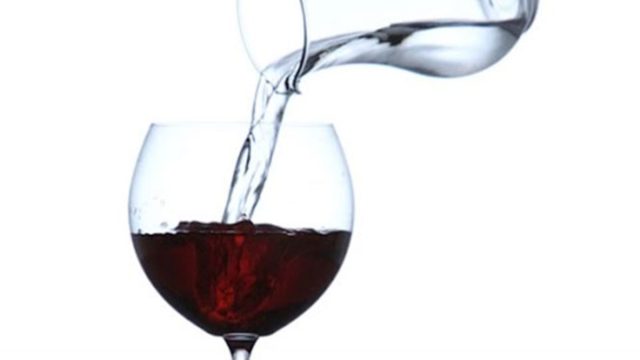 Τι σημαίνει και πώς προέκυψε η φράση «βάζω νερό στο κρασί μου»