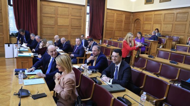 «Το “φραπέ” αλλού – Έχω όνομα και είμαι χριστιανός ορθόδοξος» – Οι απίστευτοι διάλογοι του Γιώργου Ξυλούρη στην εξεταστική του ΟΠΕΚΕΠΕ