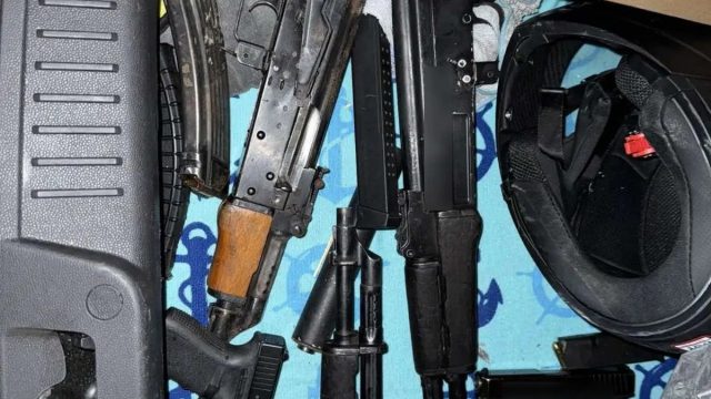 Καλύβια: Σε απόμερη αποθήκη έκρυβαν ολόκληρο οπλοστάσιο με καλάσνικοφ – Φωτογραφίες