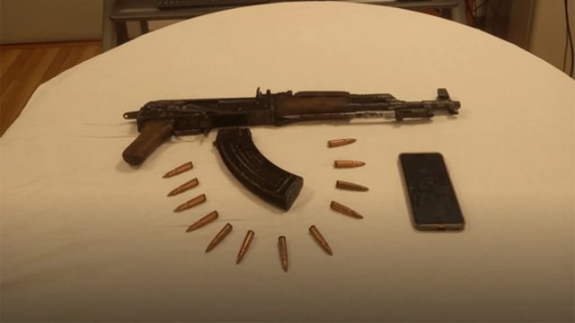 Συνελήφθη 20χρονος που μετέφερε καλάσνικοφ με βαλίτσα σε ΚΤΕΛ της Αθήνας