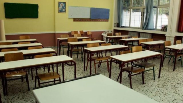 Σοκ στο Αιγάλεω: 52χρονος κυκλοφορούσε γυμνός έξω από δημοτικό σχολείο