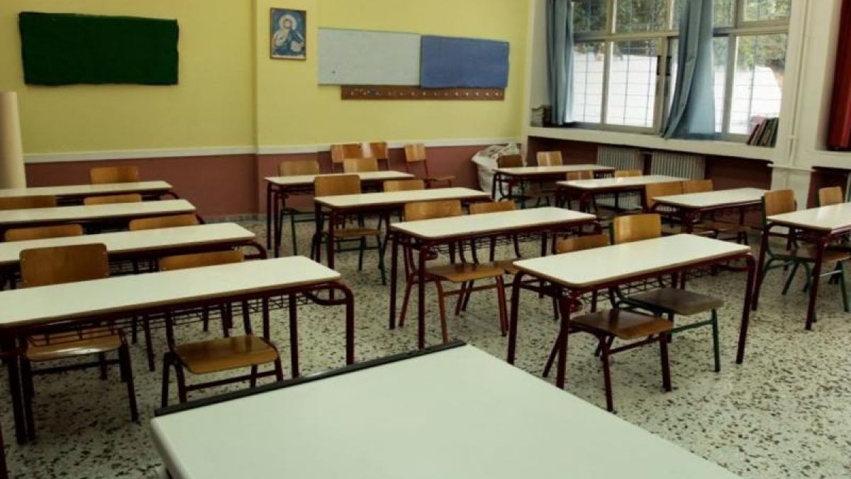 Σοκ στο Αιγάλεω: 52χρονος κυκλοφορούσε γυμνός έξω από δημοτικό σχολείο