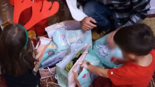 Δίδυμα παιδιά έμειναν ορφανά από πατέρα και η μητέρα τους είναι σε κέντρο αποκατάστασης – Κανείς τους δεν ξέρει για τον θάνατό του