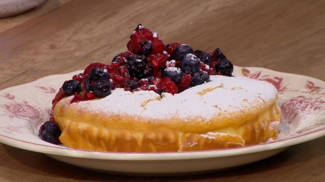 Pancake αφράτo με μελένια κόκκινα φρούτα: Η πιο «γλυκιά» συνταγή από τον Ανδρέα Λαγό