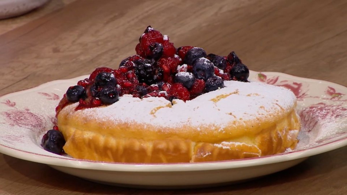 Pancake αφράτo με μελένια κόκκινα φρούτα: Η πιο «γλυκιά» συνταγή από τον Ανδρέα Λαγό