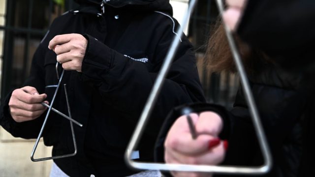 Παραμονή Πρωτοχρονιάς: Ο λόγος που λέμε τα κάλαντα – Η ιστορία, το έθιμο και οι διαφορετικοί στίχοι