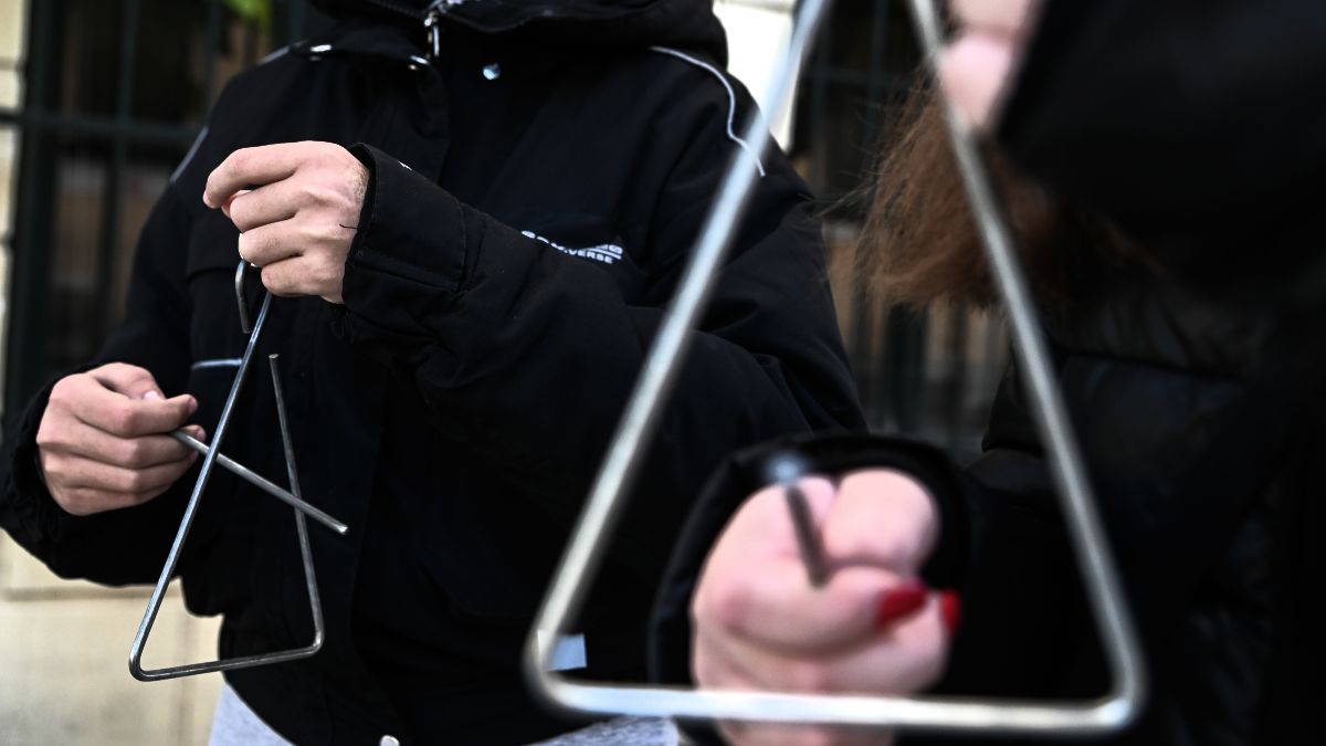 Παραμονή Πρωτοχρονιάς: Ο λόγος που λέμε τα κάλαντα – Η ιστορία, το έθιμο και οι διαφορετικοί στίχοι