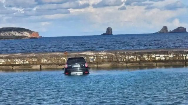 Πάρος: Αυτοκίνητο έπεσε στη θάλασσα και βυθίστηκε – Ο οδηγός ξέχασε να σηκώσει το χειρόφρενο