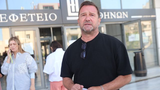 Πλακιάς: Οργή για την ευχετήρια κάρτα της Hellenic Train – «Αυτοί που σκότωσαν 57 αθώους»