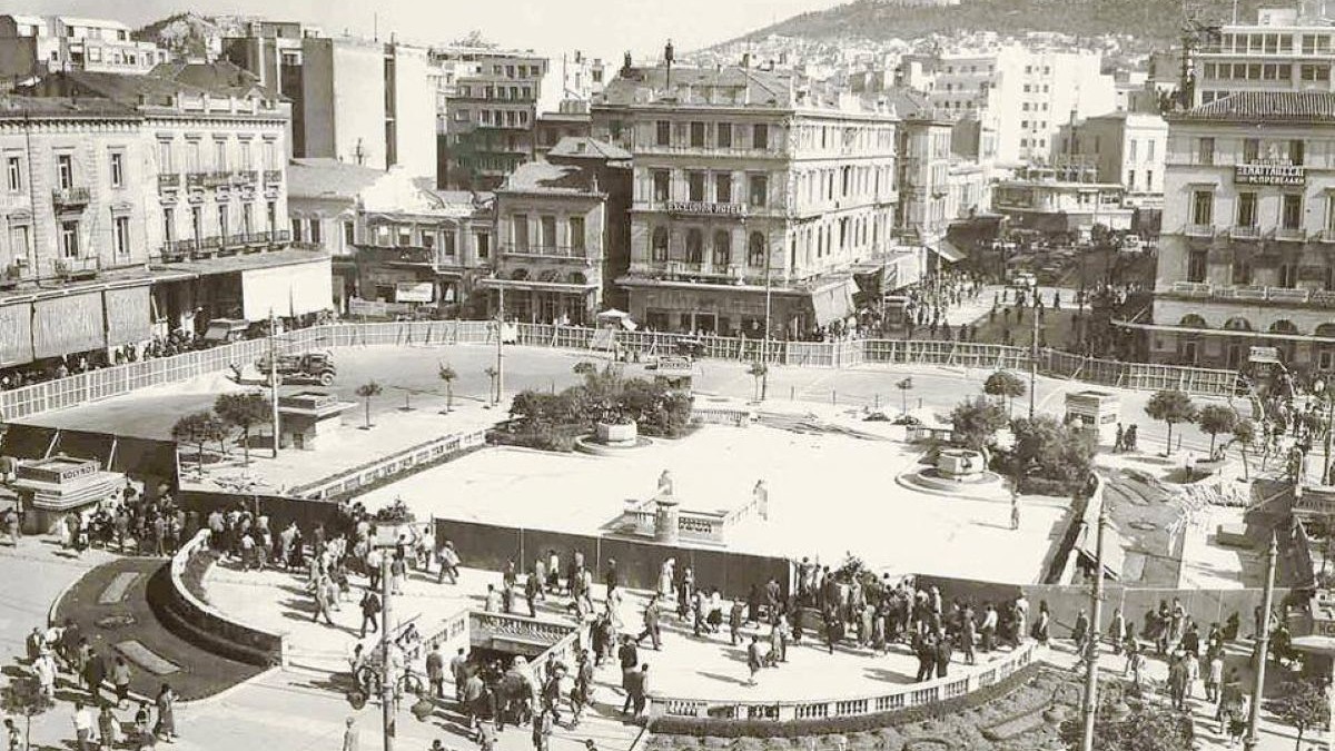 Κουίζ για την παλιά Αθήνα: Σας θυμίζει κάτι αυτή η πλατεία; Είναι πασίγνωστη