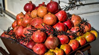 Πρωτοχρονιά στην Ελλάδα: Τα έθιμα που ξεχωρίζουν – Γιατί σπάμε ρόδι για καλή τύχη