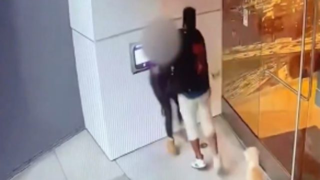 Βίντεο σοκ: Η στιγμή που γυναίκα δέχεται σεξουαλική επίθεση ενώ βγάζει βόλτα τον σκύλο