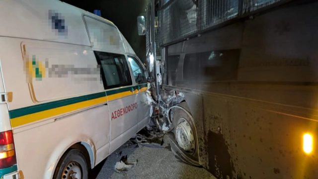 Σφοδρό τροχαίο στον Πλατύκαμπο Λάρισας: Ασθενοφόρο συγκρούστηκε με κλούβα της Αστυνομίας