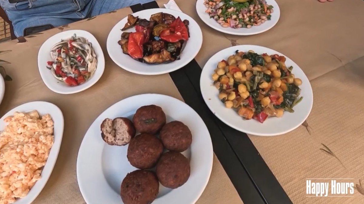 Της Θεάτρου το στέκι: Το μεζεδοπωλείο που σερβίρει την Αθήνα με σπιτική γεύση