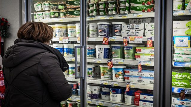 Ακρίβεια στα ράφια παρά την πτώση των διεθνών τιμών – Γιατί τα τρόφιμα στην Ελλάδα παραμένουν «είδος πολυτελείας»