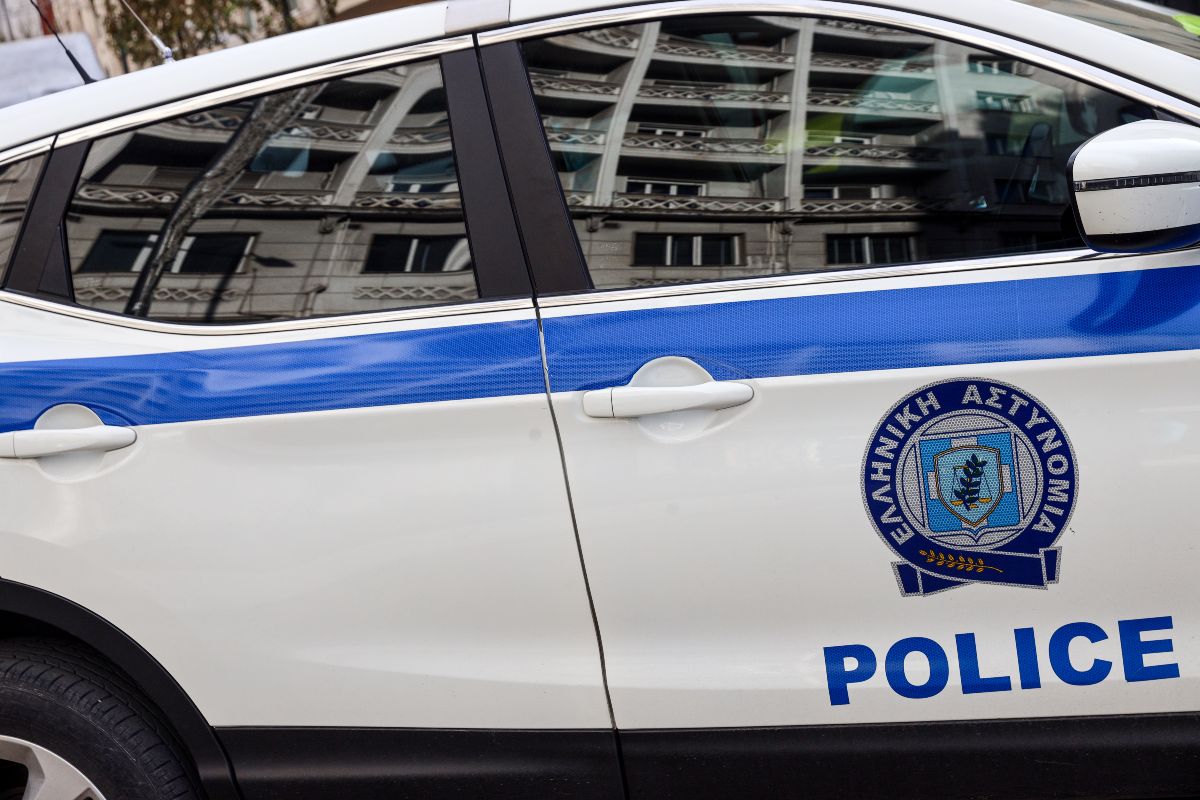Ο δράστης αφαίρεσε από το χρηματοκιβώτιο και το ταμείο περίπου 10 χιλιάδες ευρώ