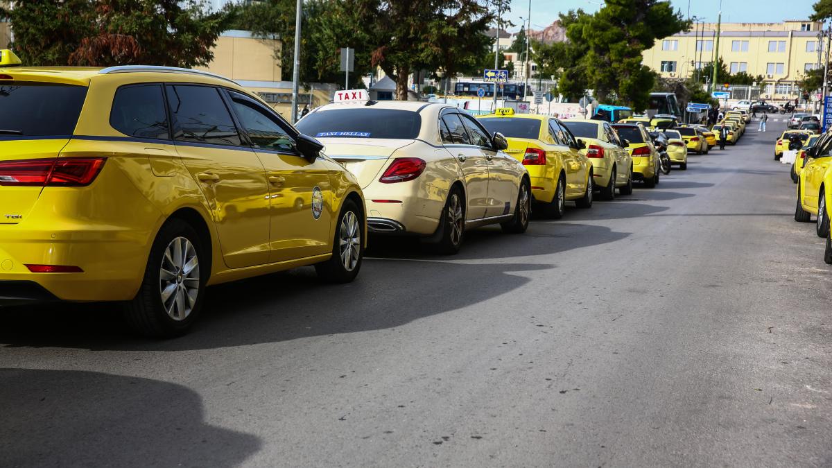 Παρατείνεται μέχρι αύριο (4/12) η απεργία των ταξί στην Αττική