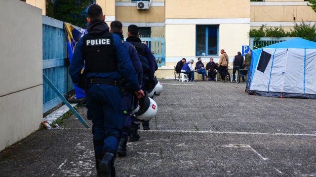 Επεισόδια στο υπουργείο Μεταφορών: Χημικά και καρέκλες μεταξύ οδηγών ταξί και ΜΑΤ