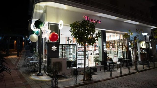 Τιάκος: Το ζαχαροπλαστείο που «γλυκαίνει» τα Σέρβια και το Βελβεντό από το 1950