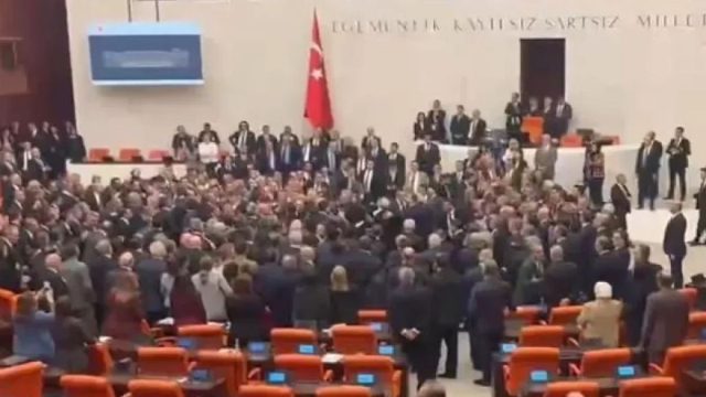 Ένταση δίχως προηγούμενο στο κοινοβούλιο της Τουρκίας: Πιάστηκαν στα χέρια για τον προϋπολογισμό