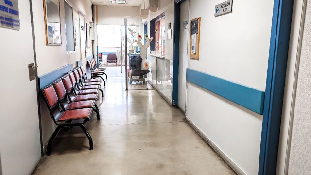 Τραγική κατάληξη: Πέθανε ξαφνικά ο άνδρας που επιτέθηκε σε γιατρό στο νοσοκομείο Αιγίου