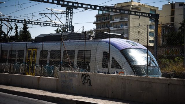 Τραγωδία στα Άνω Λιόσια: Πέθανε ο άνδρας που παρασύρθηκε από συρμό του Προαστιακού – Η μοιραία παράκαμψη του κόστισε τη ζωή