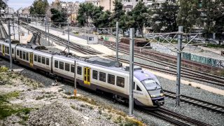 Προβλήματα στα δρομολόγια του Προαστιακού μετά από φωτιά στον Ασπρόπυργο