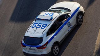 Τρόμος σε κατάστημα στα Εξάρχεια: Νεαρός άρπαξε τη σύντροφό του με την απειλή όπλου