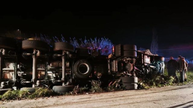 Τραγωδία στην Ιόνια Οδό: Νεκρός οδηγός φορτηγού που ανετράπη