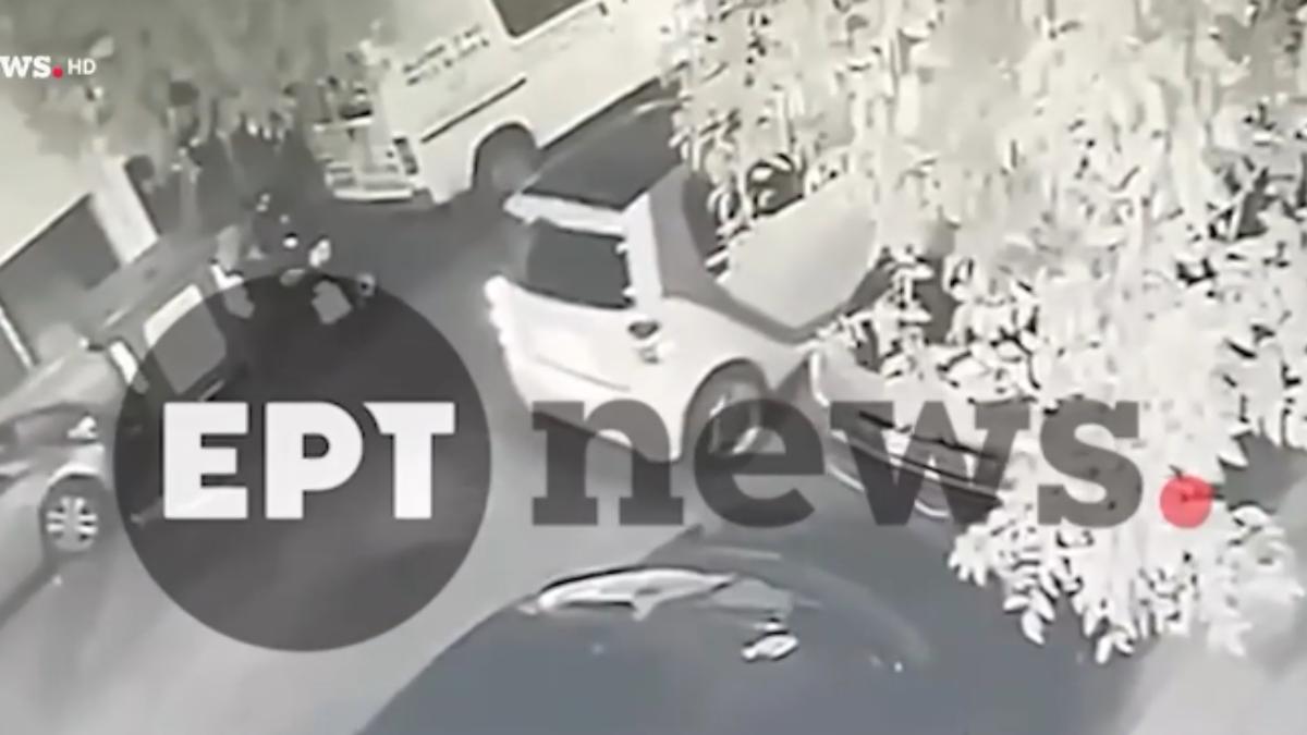 Καλλιθέα: ΙΧ χτυπά και εγκαταλείπει αιμόφυρτο 17χρονο – Άφαντος ο οδηγός (video)