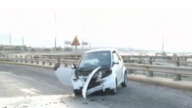 Παλαιό Φάληρο: Αυτοκίνητο τυλίχθηκε στις φλόγες σε σύγκρουση με όχημα που μπήκε ανάποδα σε μονόδρομο