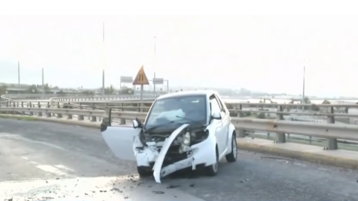 Παλαιό Φάληρο: Αυτοκίνητο τυλίχθηκε στις φλόγες σε σύγκρουση με όχημα που μπήκε ανάποδα σε μονόδρομο