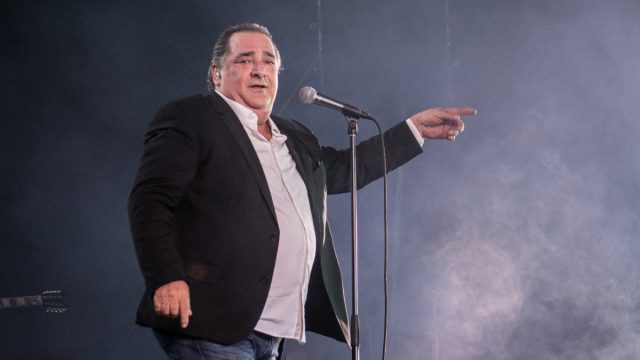 Βασίλης Καρράς: Δύο χρόνια χωρίς τη βαριά λαϊκή φωνή του – Συγκίνηση στο μνημόσυνο