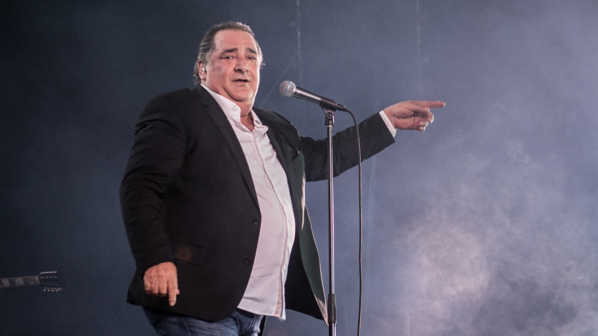 Βασίλης Καρράς: Δύο χρόνια χωρίς τη βαριά λαϊκή φωνή του – Συγκίνηση στο μνημόσυνο