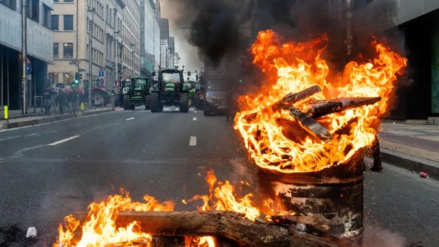 Πυρετός στις Βρυξέλλες: Εξέγερση αγροτών με χιλιάδες τρακτέρ, ταυτόχρονα με τη Σύνοδο Κορυφής