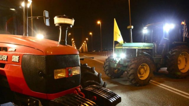 Μπλόκα αγροτών σε κομβικά σημεία της χώρας: Κλειστή η νέα γέφυρα Χαλκίδας και παραδρόμοι της ΠΑΘΕ